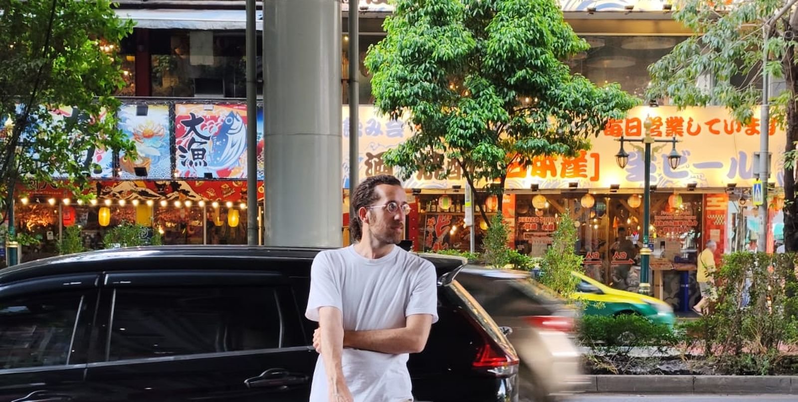 Luca Morgano in una strada di Bangkok
